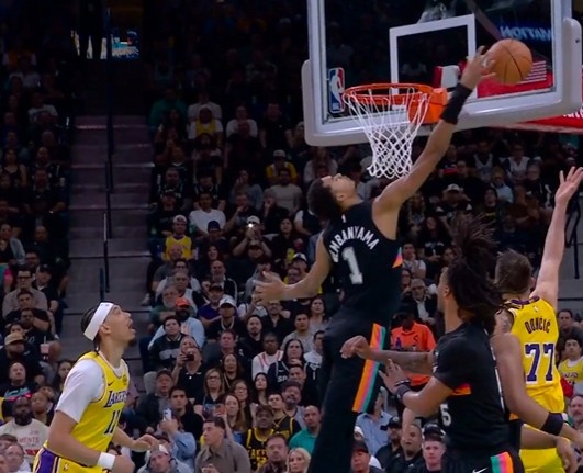 kaiyun-东契奇慢三步上篮难逃封盖 文班亚马钉板大帽结实锁定