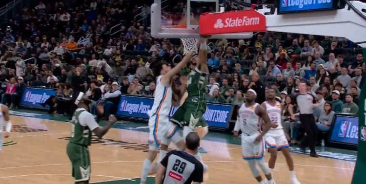 开运体育官网-拿你撒气！字母哥转身到篮下暴力隔扣霍姆格伦