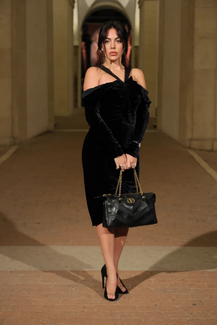 太阳报：乔治娜身穿黑色丝绒连衣裙惊艳亮相时装秀