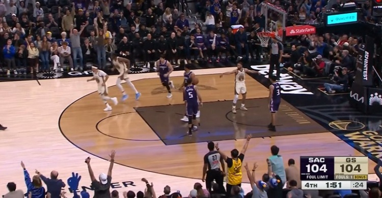 开运体育官网-力挽狂澜！库里三分命中扳平比分 随后助波杰姆斯基三分反超